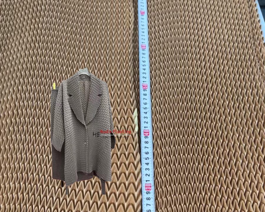 The Role of Cardboard Pleating in Luxury Apparel Manufacturing for High-End Brands